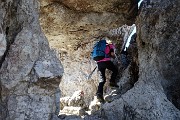 37 Passaggio in grotta sotto massi  incassati